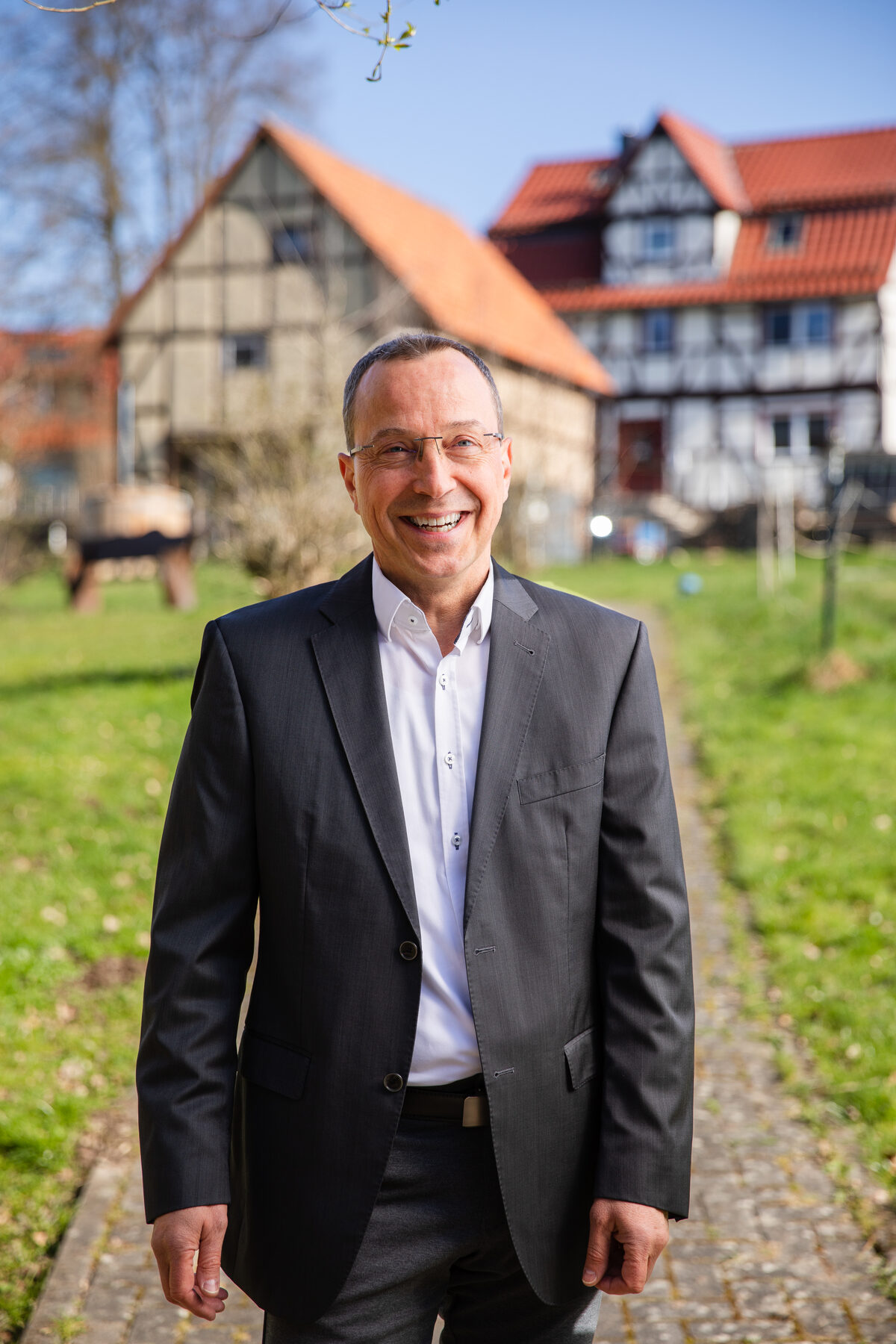 Harald Weinand vor den Fachwerkhäusern in Staufenberg